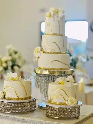 Wedding Cakes with Side Takeaways