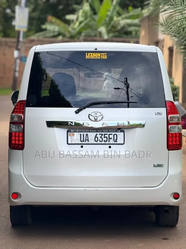 Toyota Noah 2011 White - 1