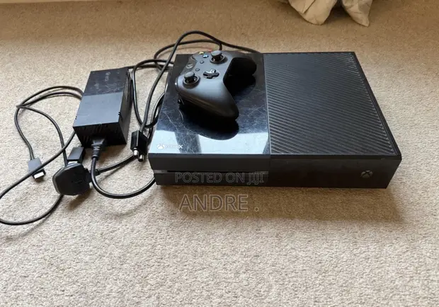 Xbox One 512GB with 1 Controller - 1
