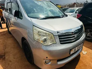 Toyota Noah 2.0 158hp AWD (8 Seater) 2013 Silver