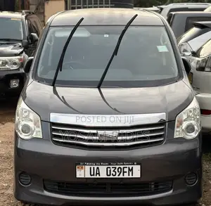 Toyota Noah 2.0 143hp FWD (7 Seater) 2012 Gray