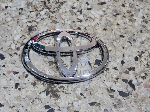 Toyota Landcruiser TX Grill Logo - 1