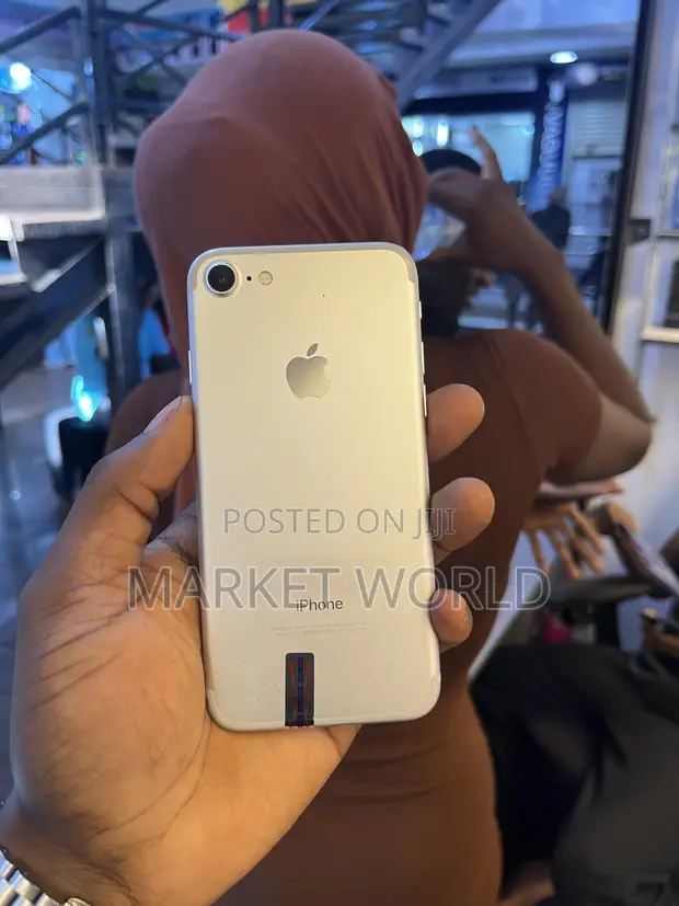 Apple iPhone 7 32GB Silver (Refurbished) - 1