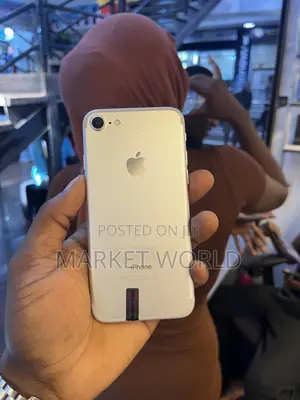 Apple iPhone 7 32GB Silver (Refurbished)