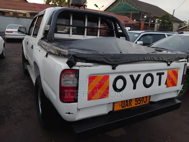 Toyota Hilux 2003 White - 1