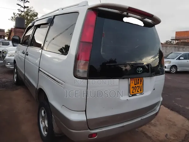 Toyota TownAce Noah 1999 White - 1