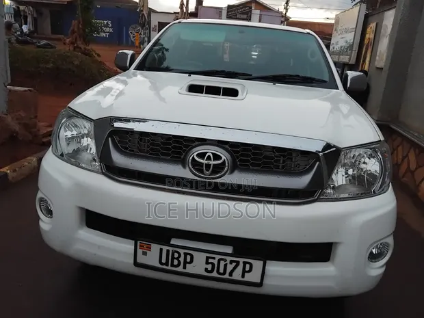 Toyota Hilux 2015 White - 1