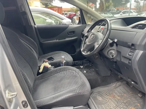 Toyota Ractis 2009 Silver - 1