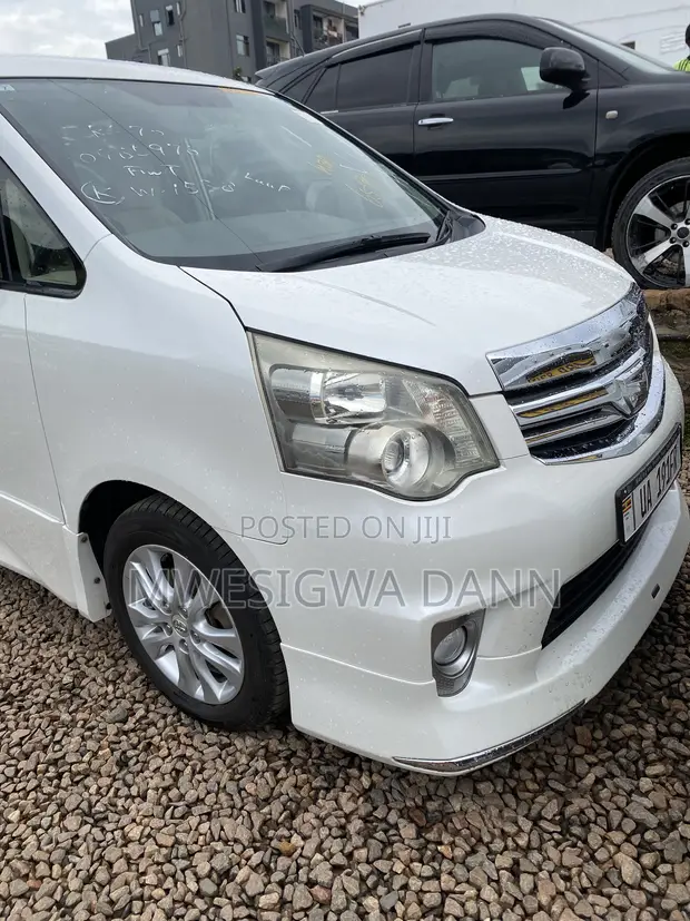 Toyota Noah Si 2011 White - 1