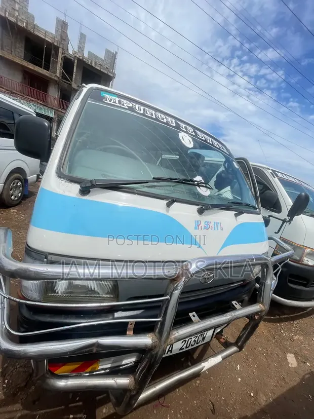 Toyota HiAce 1998 White - 1