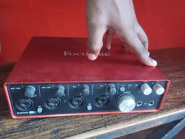 Focusrite Scarlett 18i8 Studio Interface - 1