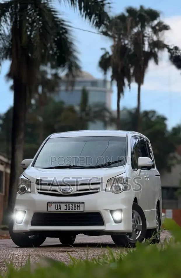 Toyota Noah 2.0 143hp FWD (7 Seater) 2010 White - 1