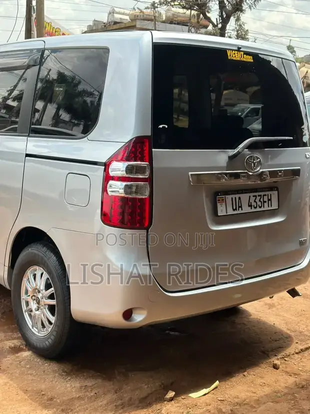 Toyota Noah 2.0 143hp AWD (8 Seater) 2013 Silver - 1