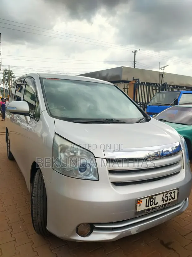 Toyota Noah 2009 Gray - 1