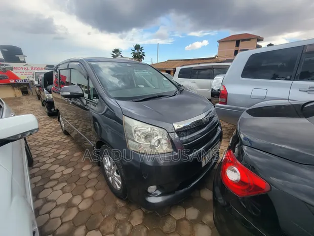 Toyota Noah 2011 Gray - 1