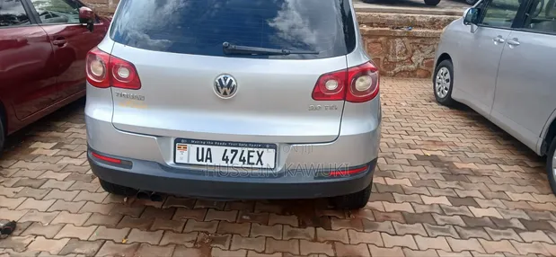 Volkswagen Tiguan 2010 Silver - 1