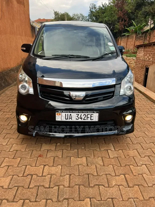 Toyota Noah 2012 Black - 1