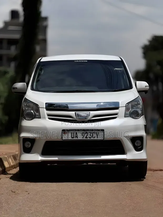 Toyota Noah 2013 White - 1