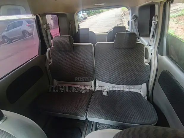Toyota Sienta 2010 Silver - 1