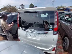 Toyota Noah 2.0 AWD (8 Seater) 2015 White