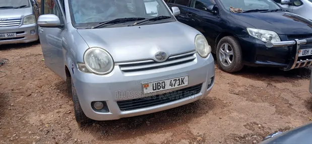 Toyota Sienta 2006 Silver - 1