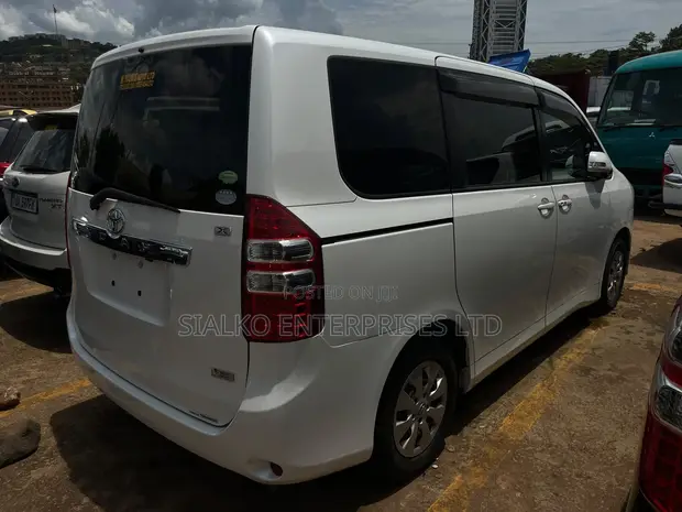 Toyota Noah X 2013 White - 1