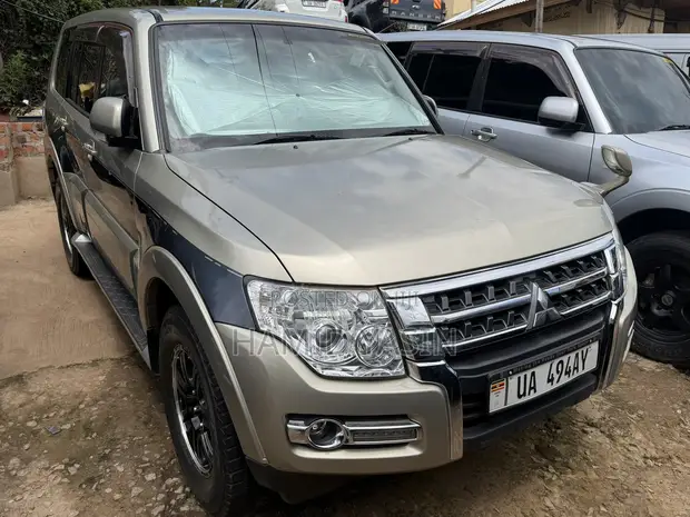 Mitsubishi Pajero 2010 Gold - 1