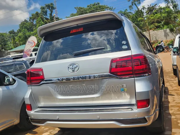 Toyota Land Cruiser V8 2017 Silver - 1