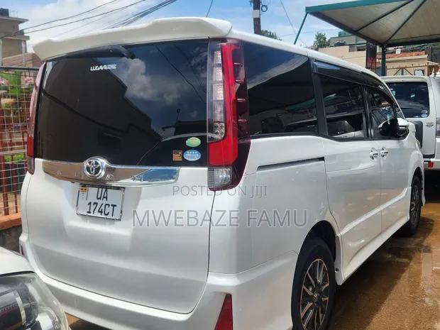 Toyota Noah 2015 - 1