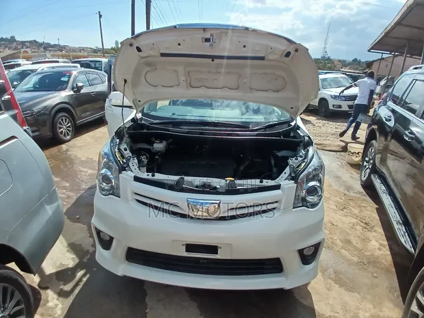 Toyota Noah 2.0 143hp AWD (8 Seater) 2013 White - 1