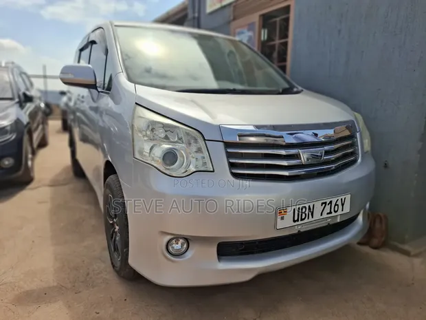 Toyota Noah 2.0 143hp FWD (8 Seater) 2012 Silver - 1