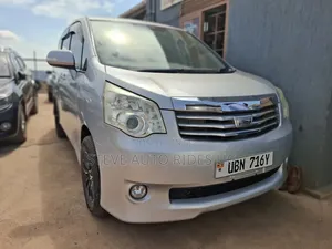 Toyota Noah 2.0 143hp FWD (8 Seater) 2012 Silver