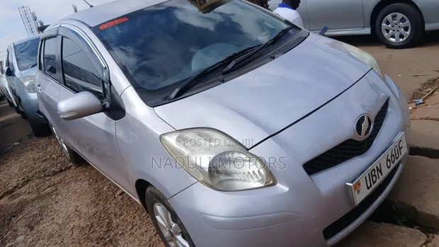 Toyota Vitz 2005 Silver - 1