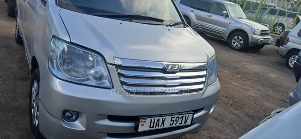 Toyota Noah 2004 Silver - 1
