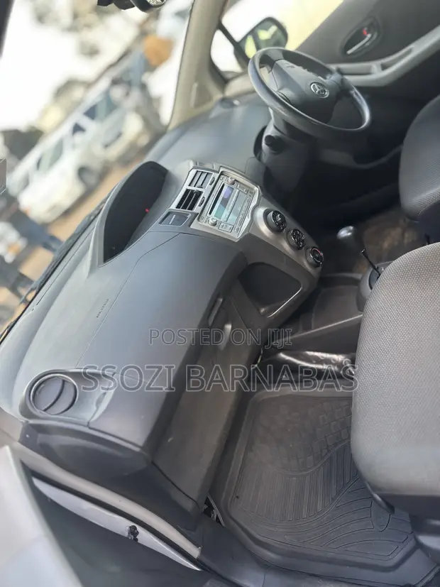 Toyota Vitz 2010 Silver - 1