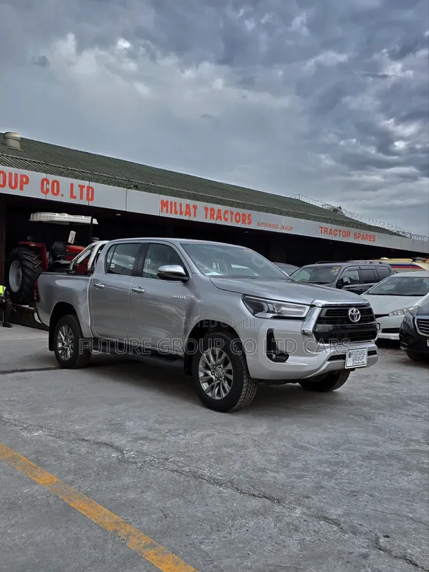 New Toyota Hilux 2024 Silver - 1