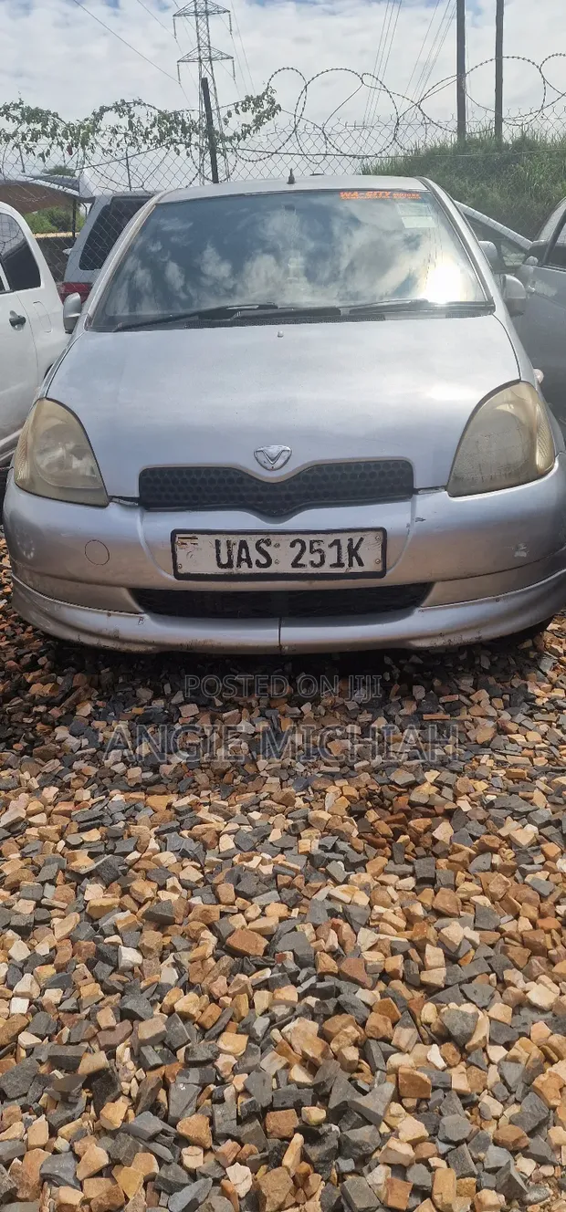 Toyota Vitz 1.3 AWD 3dr 2000 Silver - 1