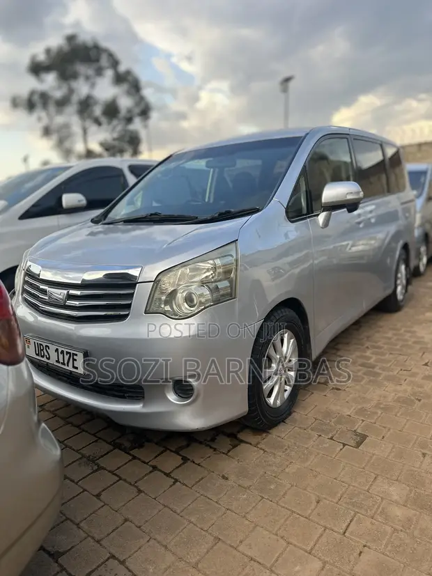 Toyota Noah 2012 Silver - 1