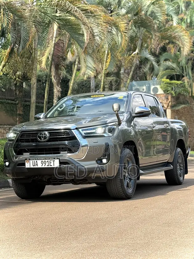 Toyota Hilux 2024 Green - 1