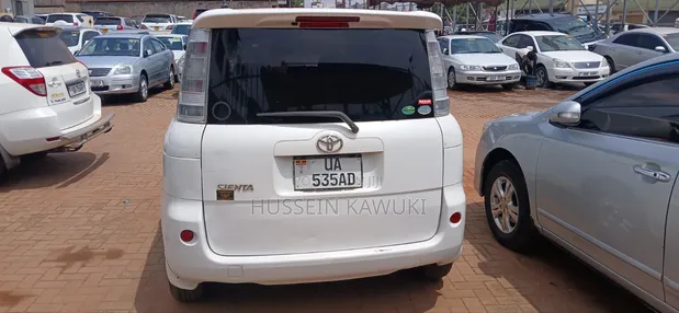 Toyota Sienta 2012 White - 1