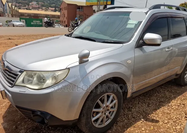 Subaru Forester 2010 Silver - 1