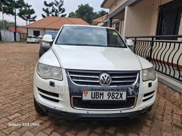 Volkswagen Touareg 2008 White - 1
