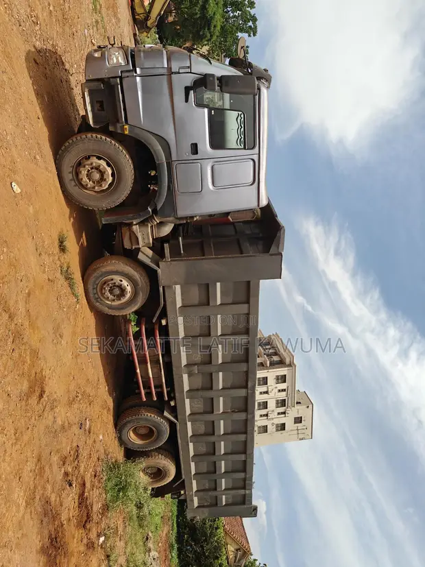 Sinotruk HOWO 12-Tire Dump Truck - 1