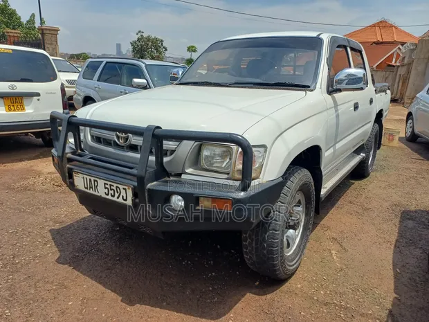 Toyota Hilux 1997 White - 1