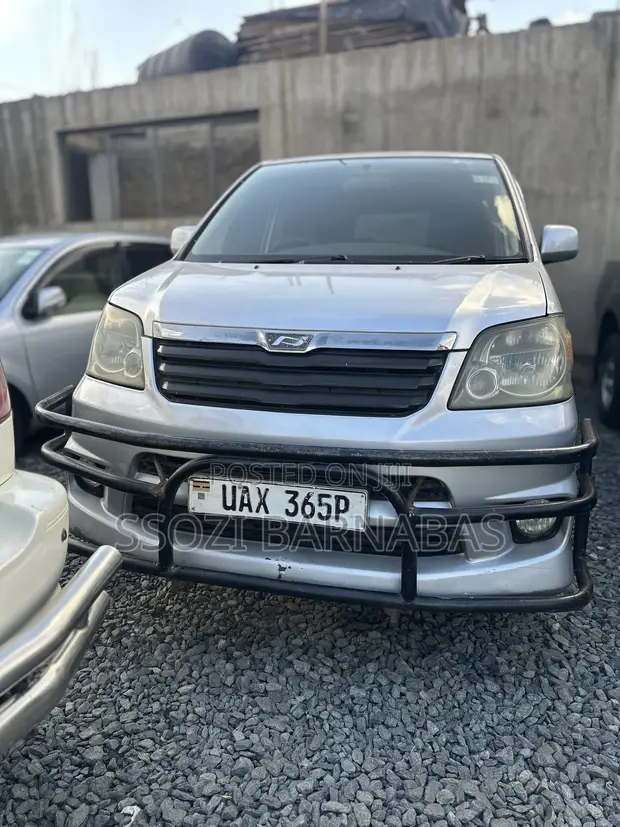 Toyota Noah 2005 Silver - 1