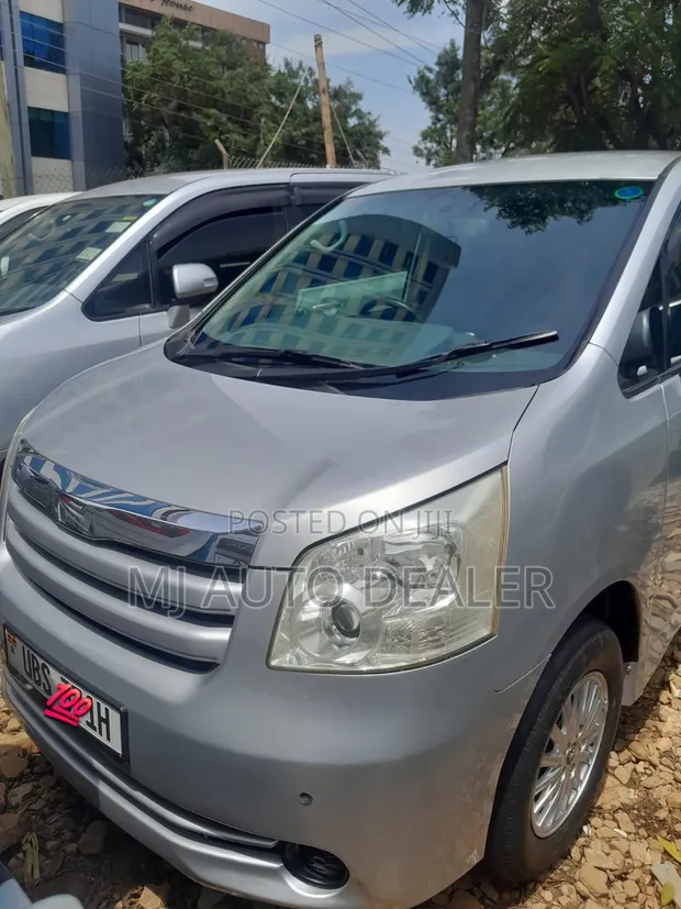 Toyota Noah 2010 Silver - 1