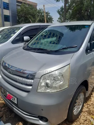 Toyota Noah 2010 Silver