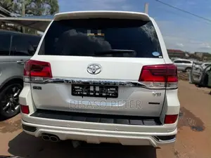 Toyota Land Cruiser 2017 White