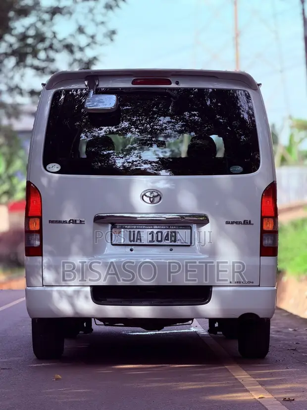 Toyota HiAce Super GL 2012 - 1