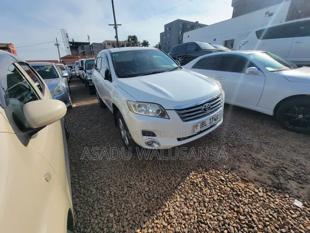 Toyota Vanguard 2012 White - 1